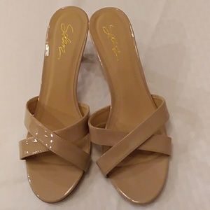 NWOT SOLANZ TAN PATENT LEATHER 9.5 SLIDES